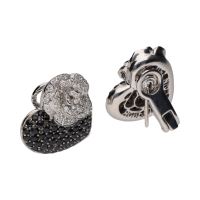 Pendientes firmados por roberto coin en oro blanco con forma de corazón.