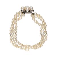 Pulsera de perlas con cierre en oro blanco con diamantes.
