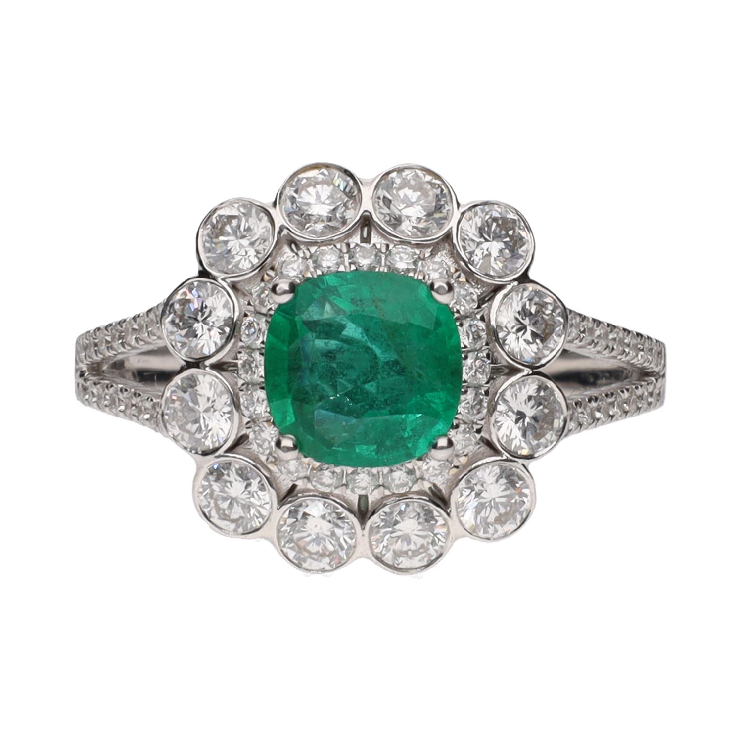 Sortija en oro blanco con esmeralda y brillantes. Talla 13.