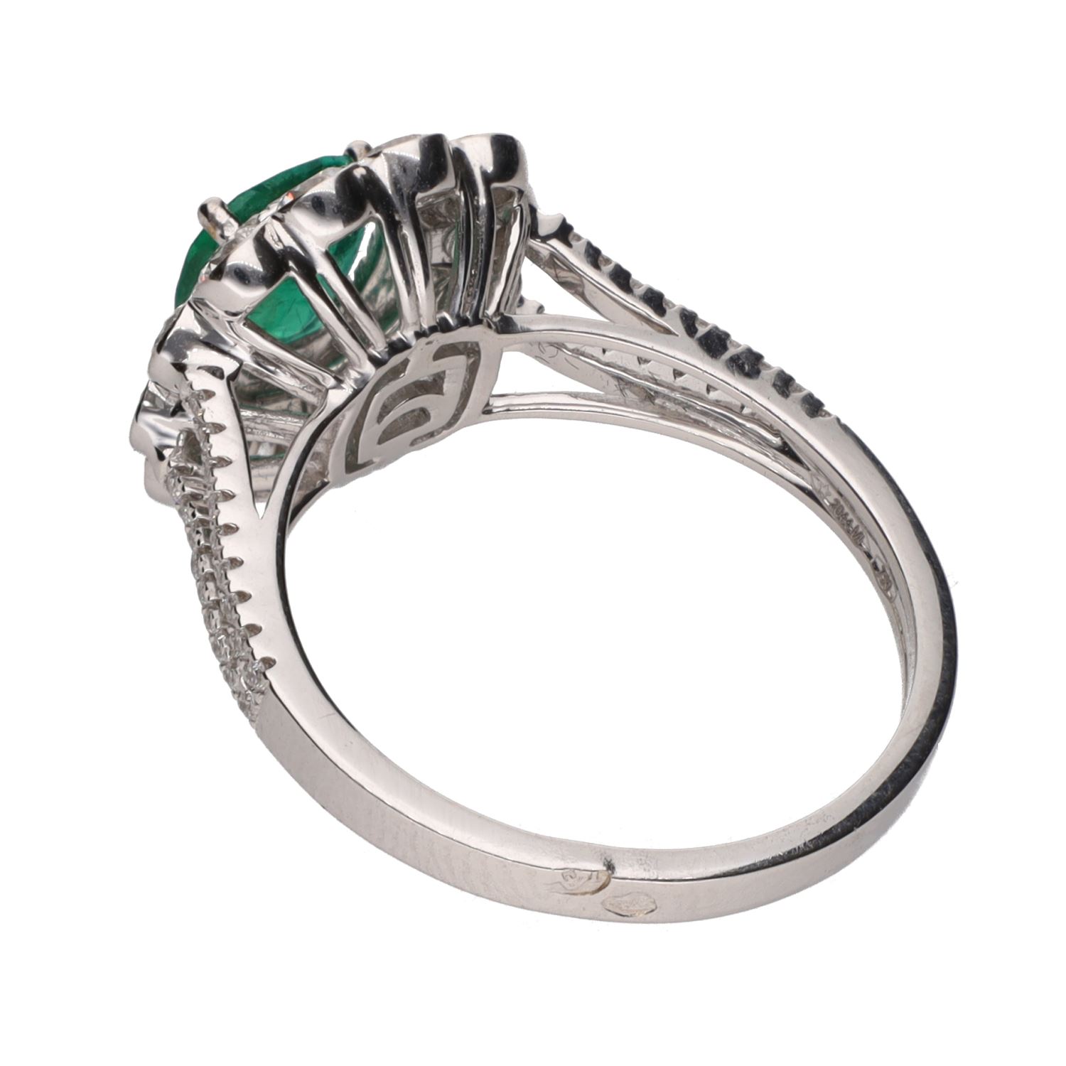 Sortija en oro blanco con esmeralda y brillantes. Talla 13.