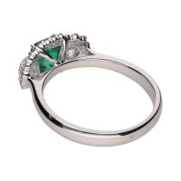 Sortija en oro blanco con esmeralda y brillantes. Talla 14.