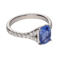 Sortija en oro blanco con zafiro y brillantes. Talla 14.