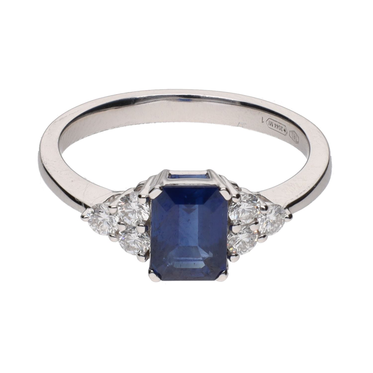 Sortija en oro blanco con zafiro y brillantes. Talla 14.