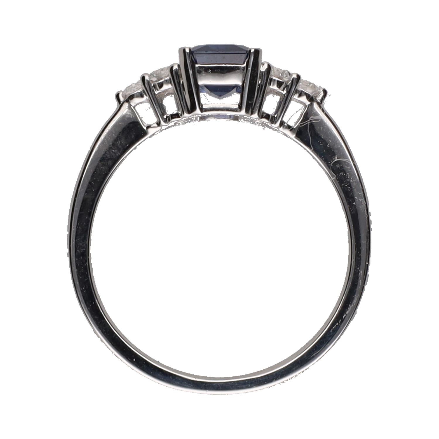 Sortija en oro blanco con zafiro y brillantes. Talla 14.