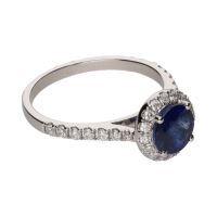 Sortija en oro blanco con zafiro y brillantes. Talla 14.
