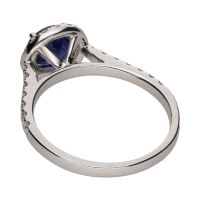 Sortija en oro blanco con zafiro y brillantes. Talla 14.