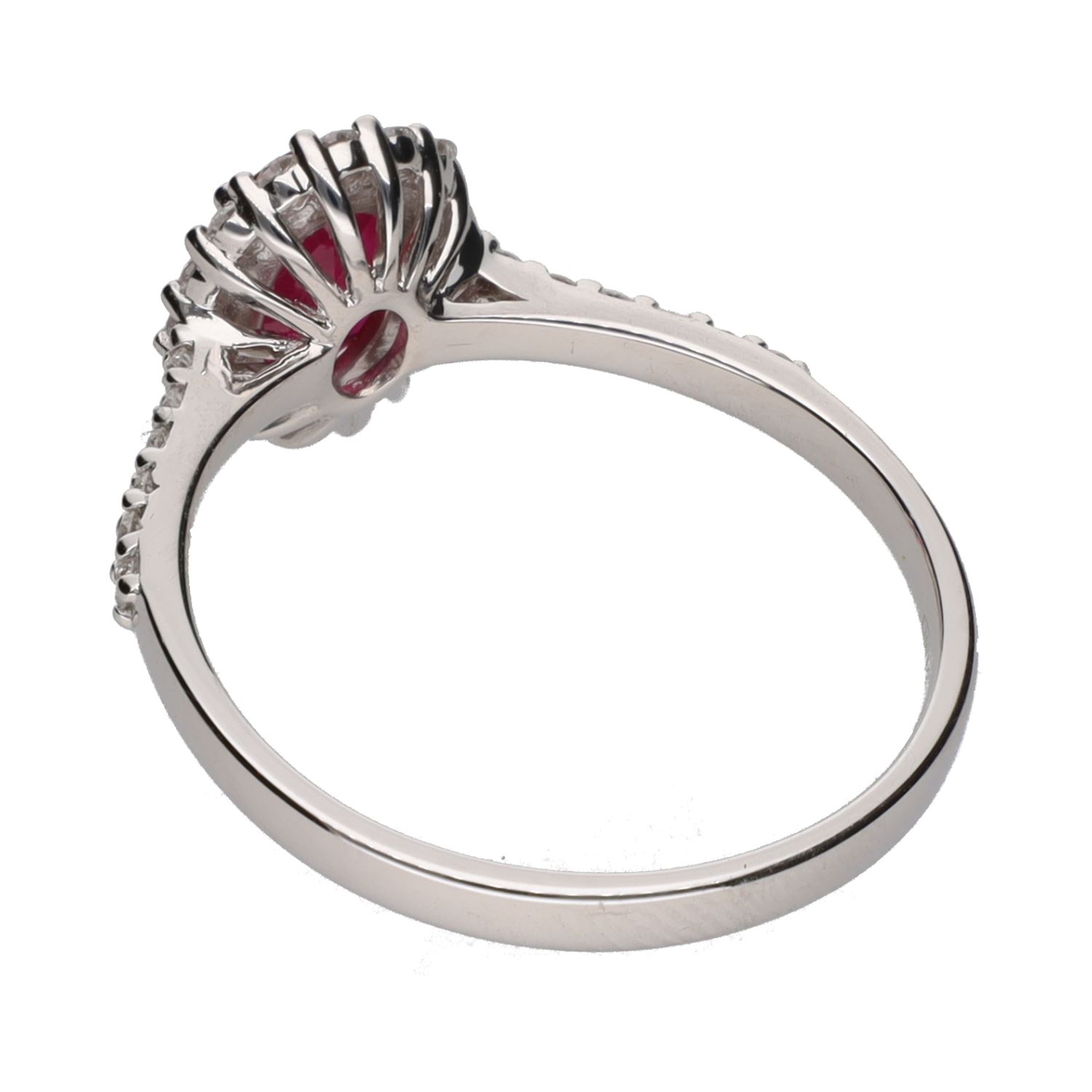 Sortija en oro blanco con rubí y brillantes. Talla 14.