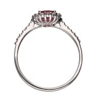 Sortija en oro blanco con rubí y brillantes. Talla 14.