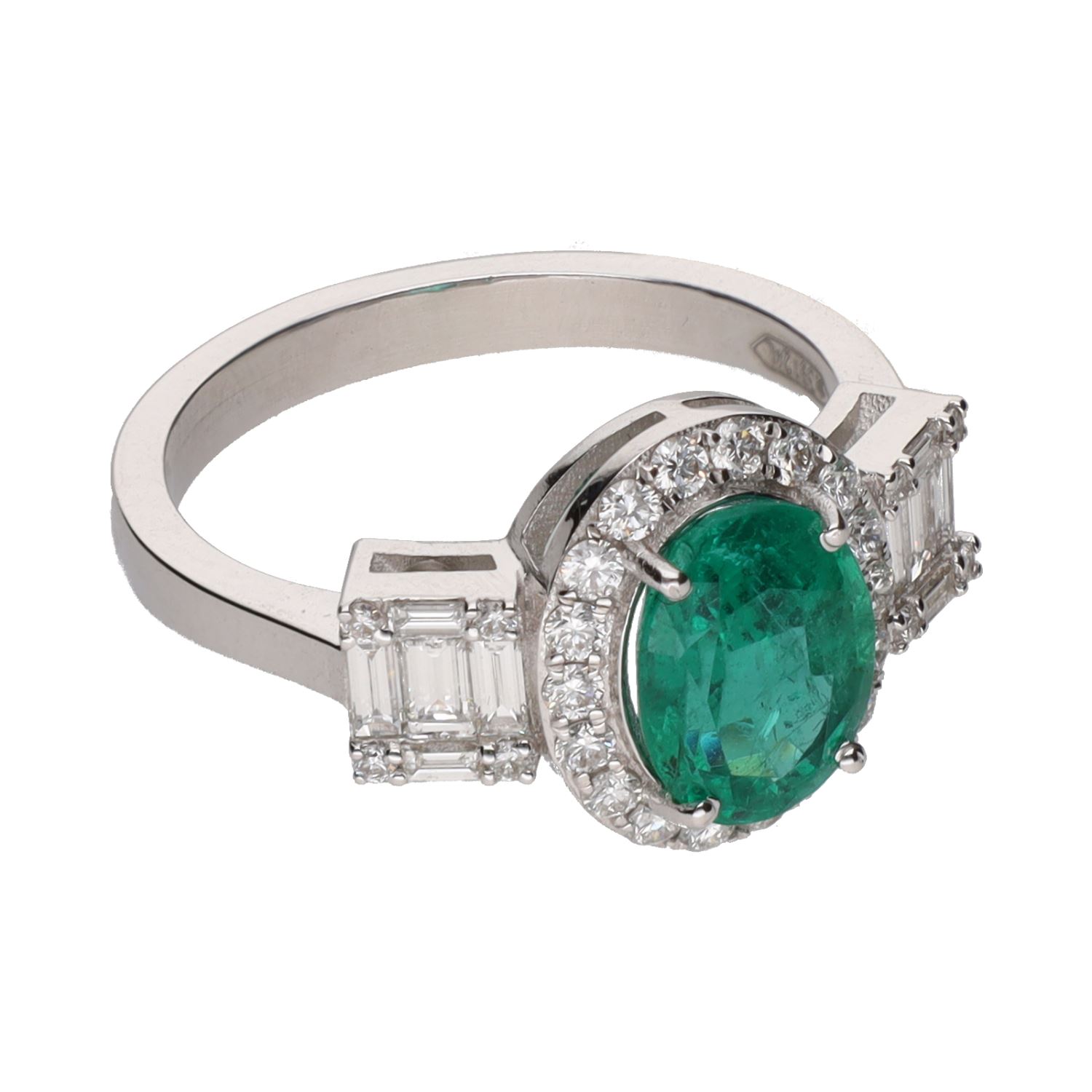 Sortija con esmeralda central y detalles con brillantes. Talla 14.