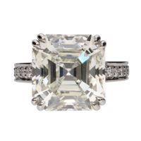 Sortija en platino con diamantes talla esmeralda central y brillantes.