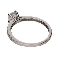 Sortija solitario en oro blanco con brillantes. Talla 13.