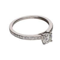 Sortija solitario en oro blanco con brillantes. Talla 14.