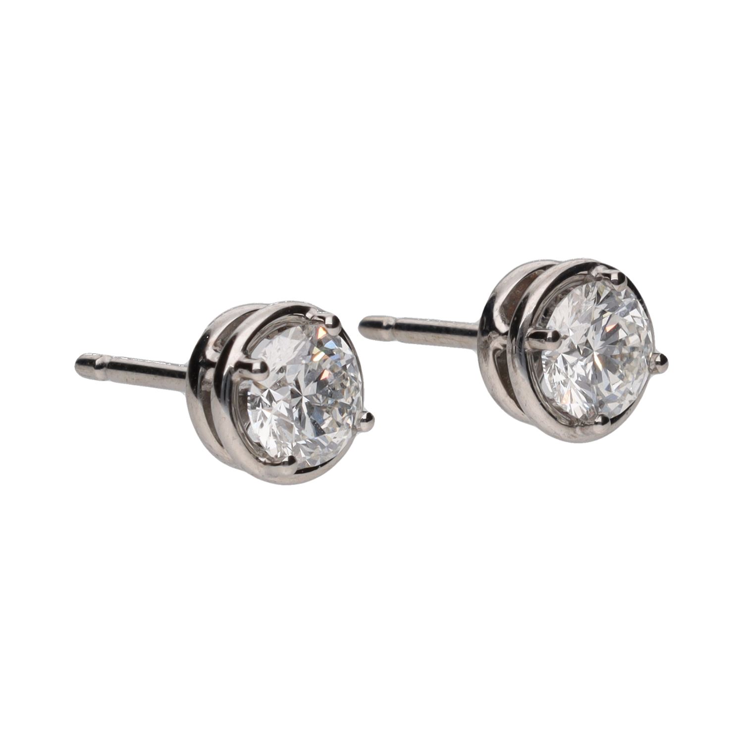 Pendientes dormilonas en oro blanco con brillantes.