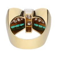 Sortija art-deco forma de lazo en oro amarillo con esmeraldas y brillantes. Talla 15.