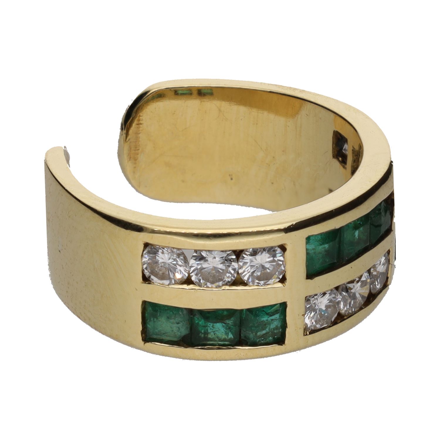 Sortija abierta realizada en oro amarillo con esmeraldas y brillantes. Talla 12.