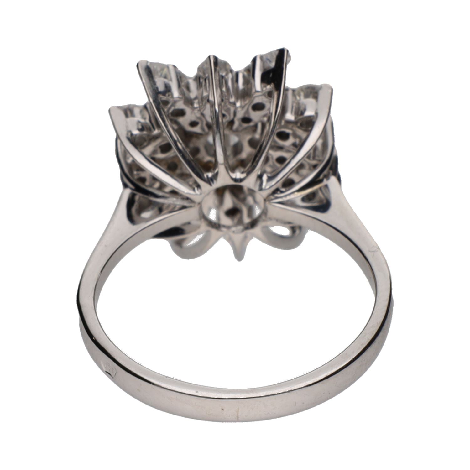 Sortija en oro blanco con brillantes. Talla 13.