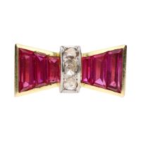 Sortija chevalier en oro amarillo con rubíes y diamantes. Talla 20.