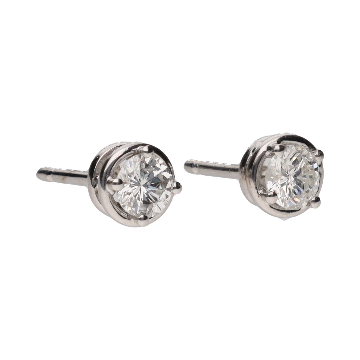 Pendientes dormilonas en oro blanco con brillantes.