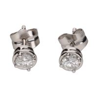 Pendientes dormilonas en oro blanco con brillantes.