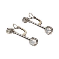 Pendientes largos en oro blanco con brillantes talla antigua.