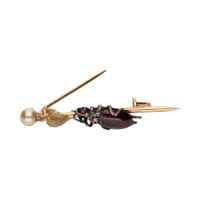 Broche en oro amarillo con un escarabajo.