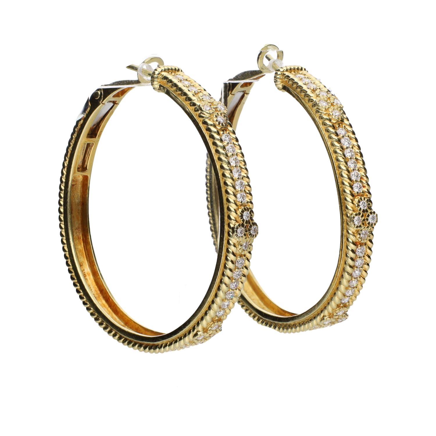 Pendientes argolla en oro amarillo con brillantes.