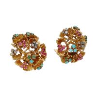 Pendientes en oro amarillo con turquesas, rubíes y diamantes.