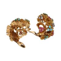 Pendientes en oro amarillo con turquesas, rubíes y diamantes.