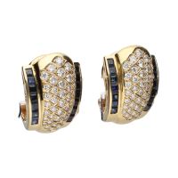 Pendientes en oro amarillo con zafiros y brillantes.