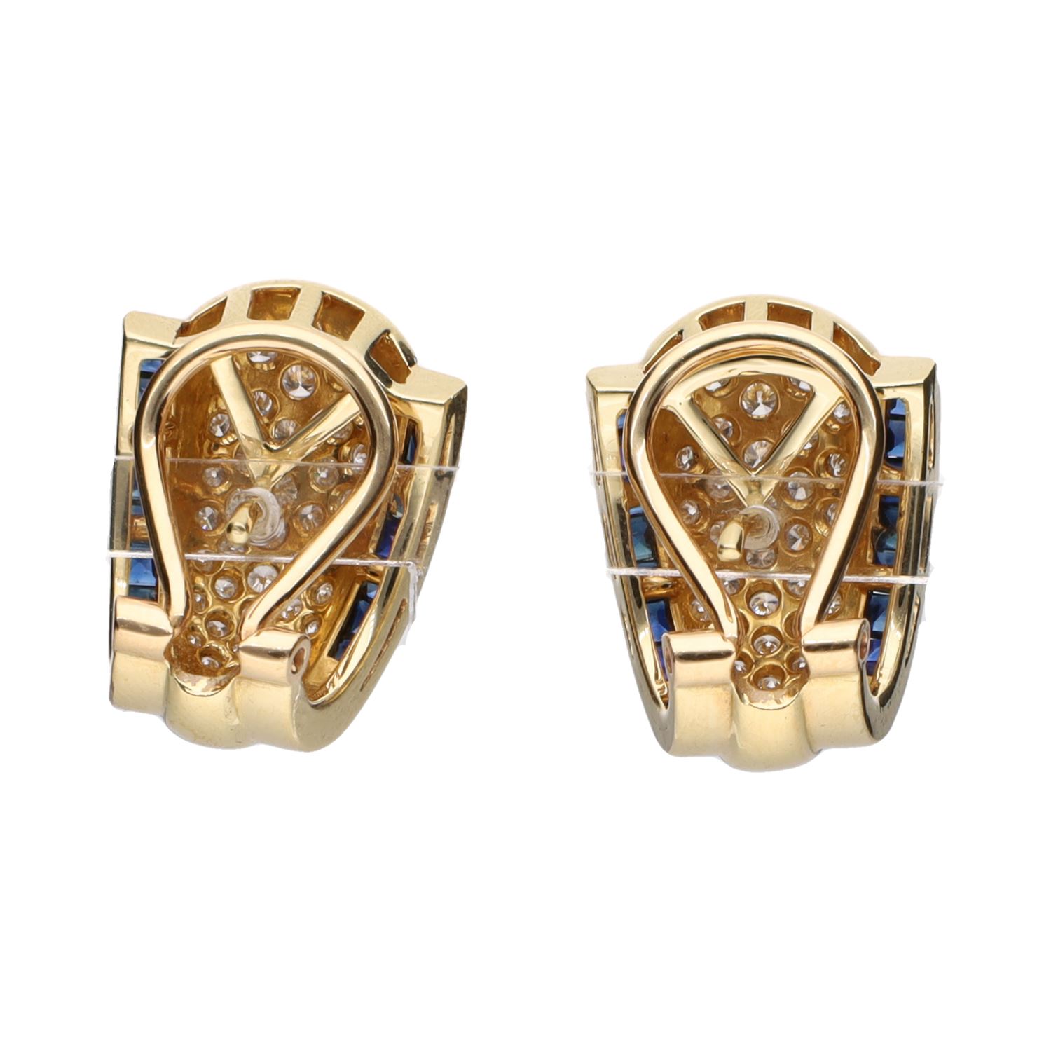 Pendientes en oro amarillo con zafiros y brillantes.