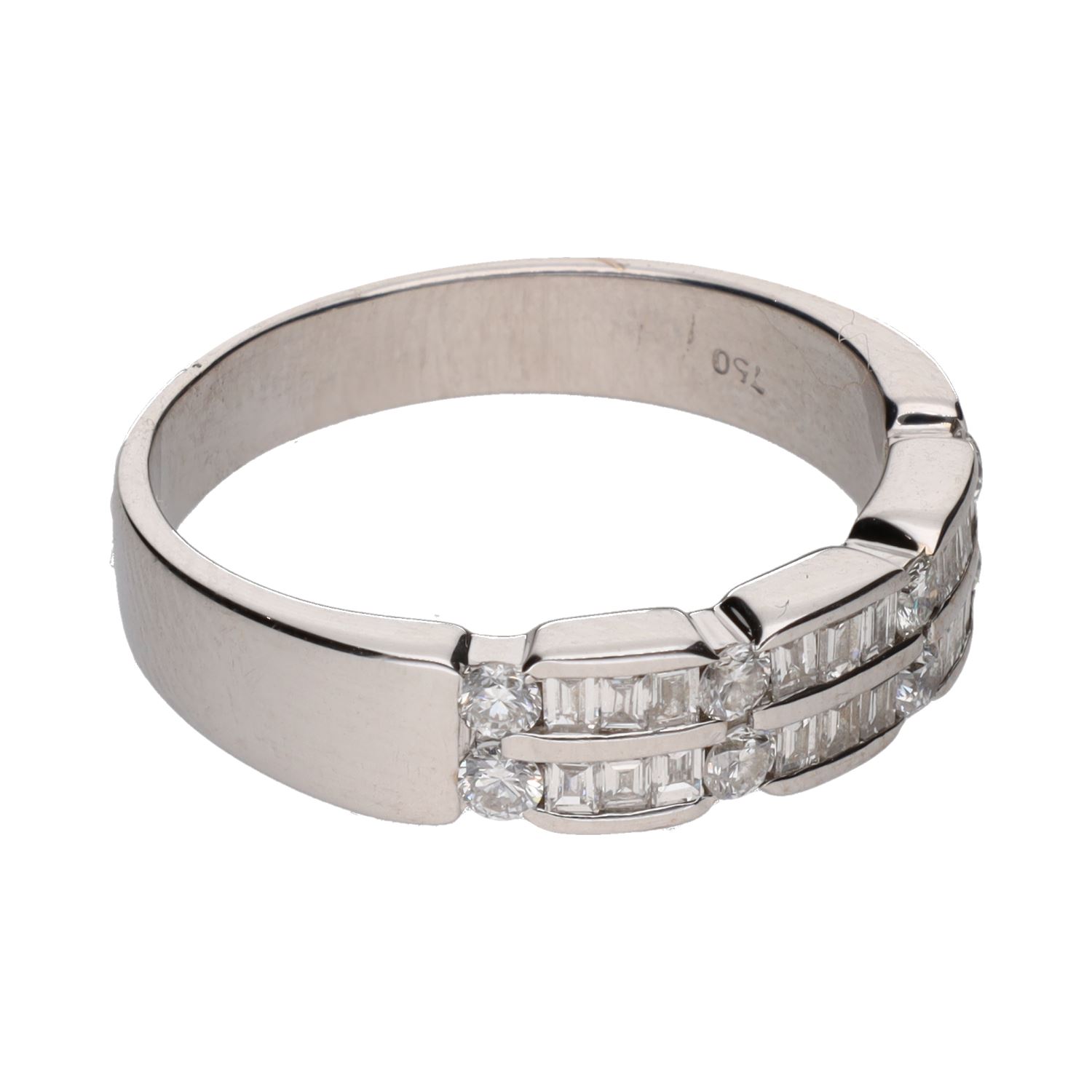 Sortija en oro blanco con diamantes. Talla 19.