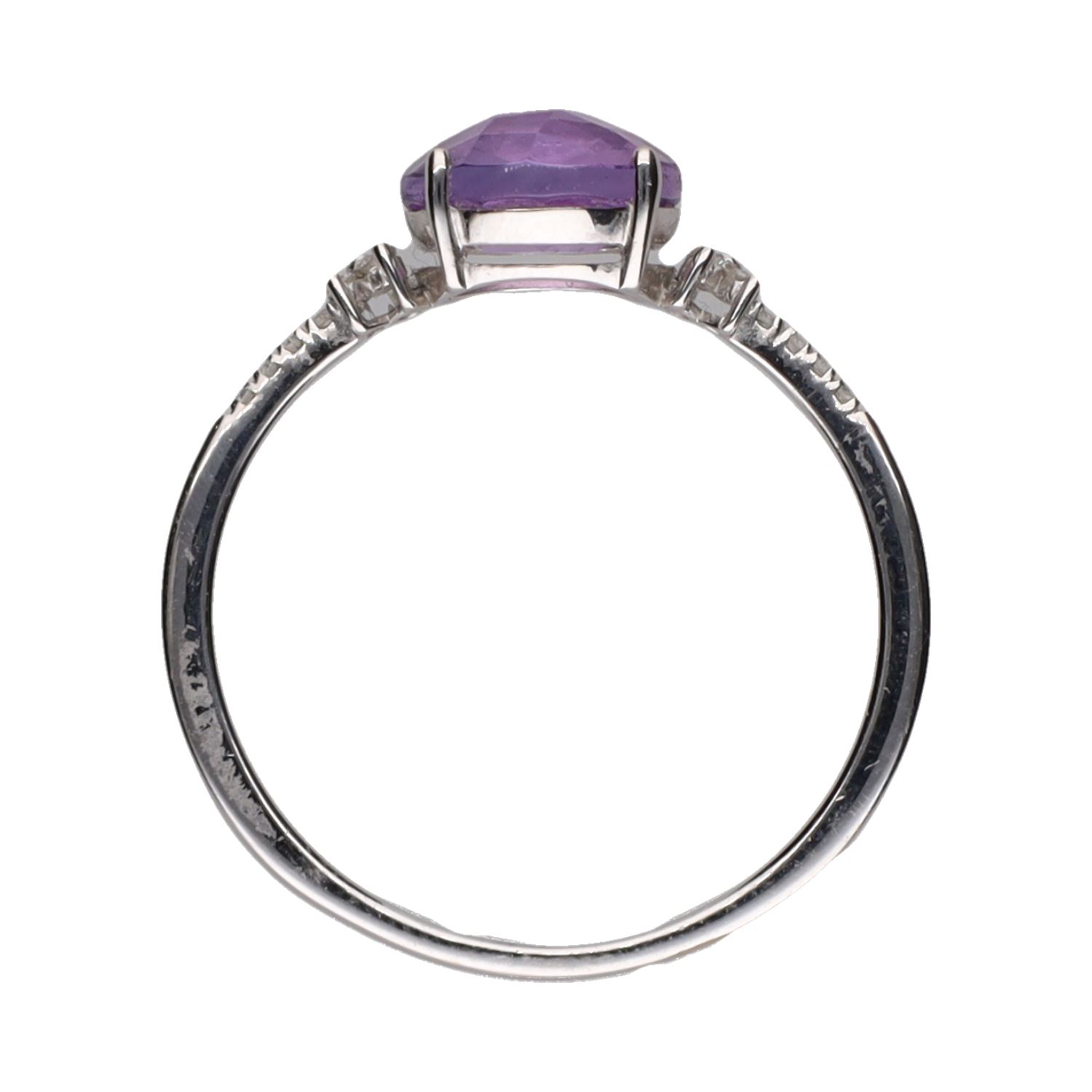 Sortija en oro blanco con amatista y brillantes. Talla 19.