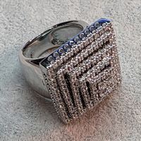 ANILLOS / SORTIJAS<BR>SORTIJA ANCHA CON FORMA DE PIRÁMIDE EN...