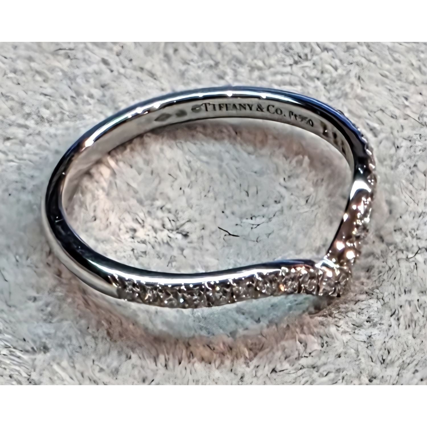 Sortija tiffany & co. Realizado en platino y brillantes. Talla 17.