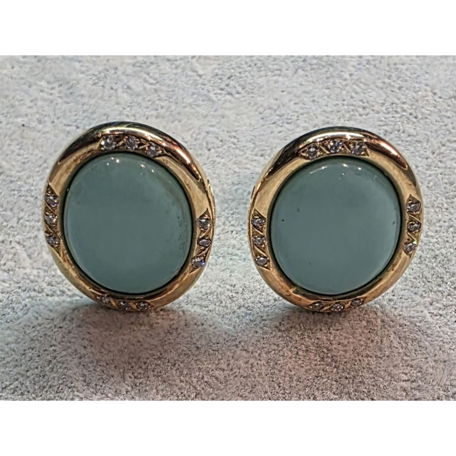Pendientes en oro amarillo con turquesas y brillantes.