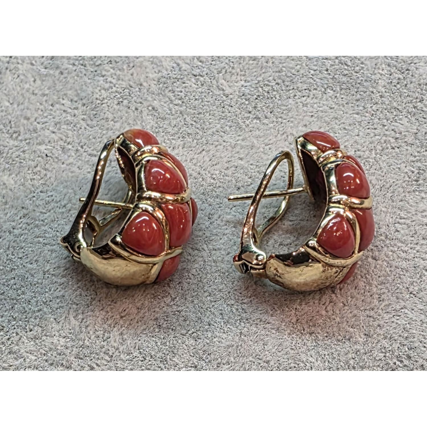 Pendientes en oro amarillo y coral.
