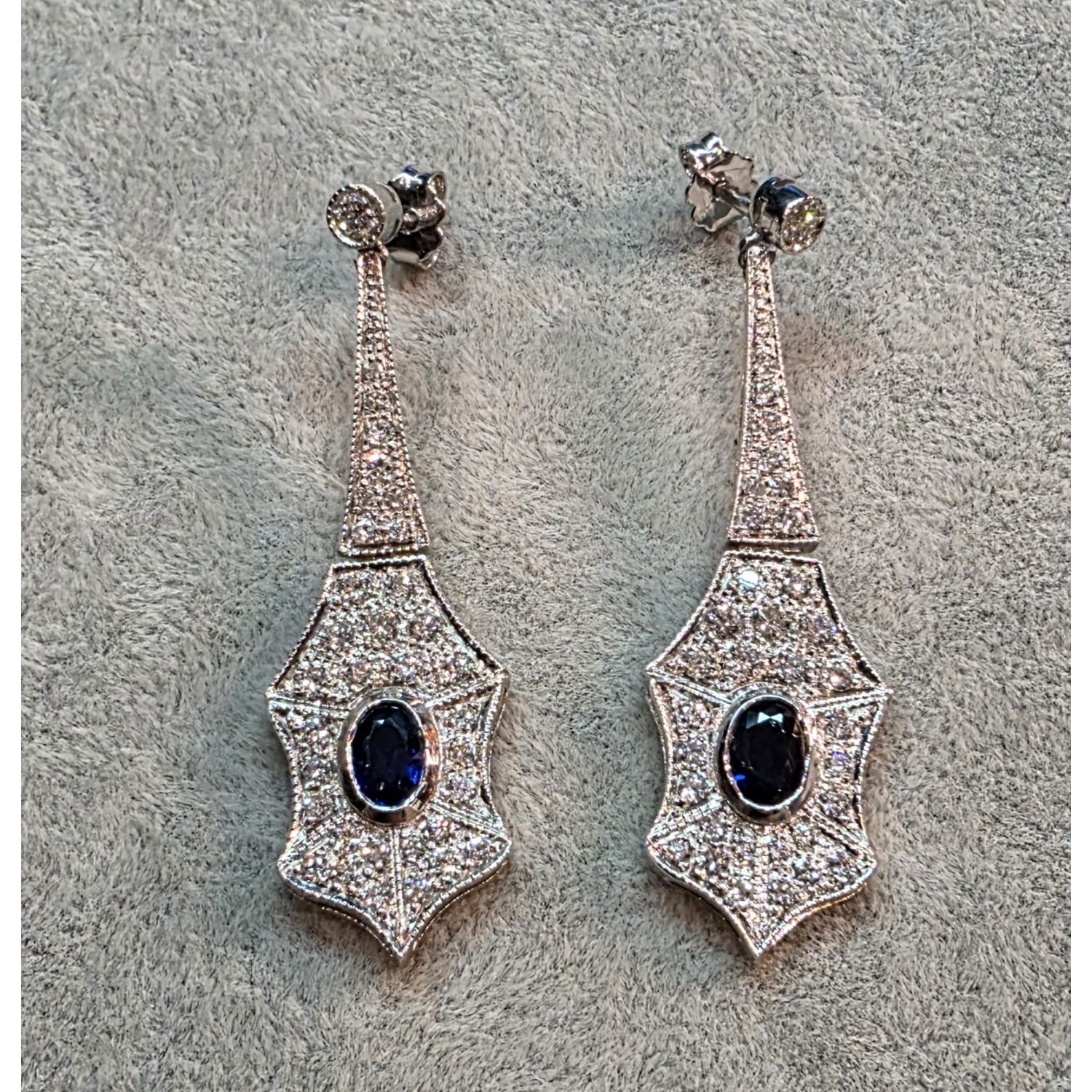 Pendientes largos en oro blanco con zafiros y diamantes.
