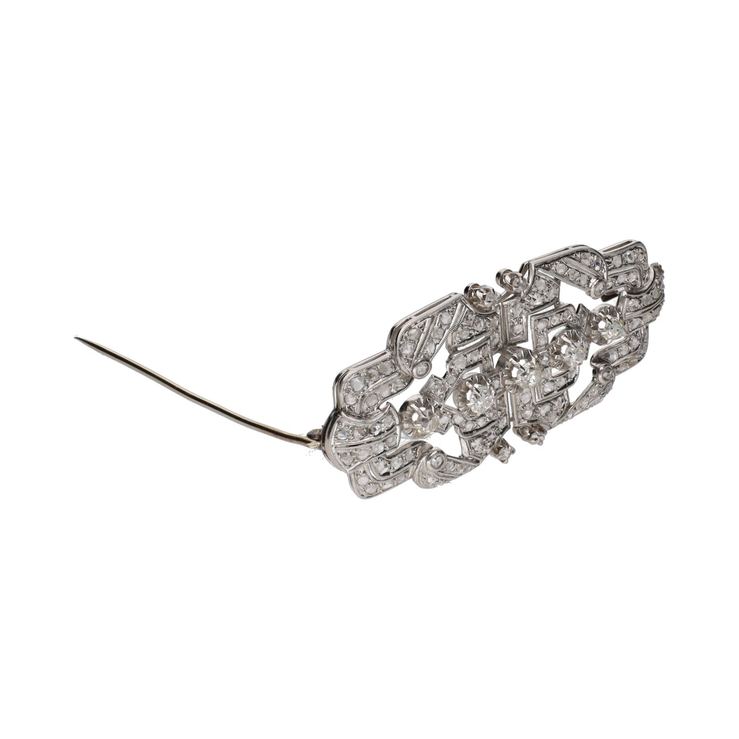Broche antiguo en oro blanco con diamantes.