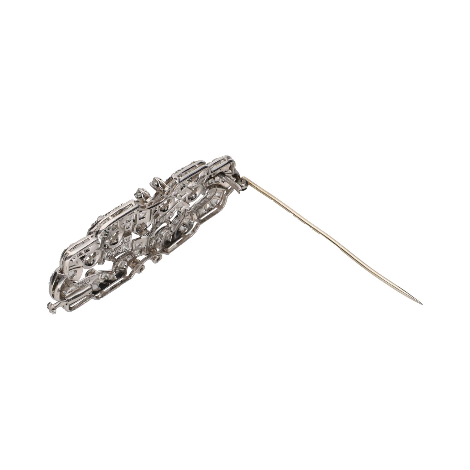 Broche antiguo en oro blanco con diamantes.