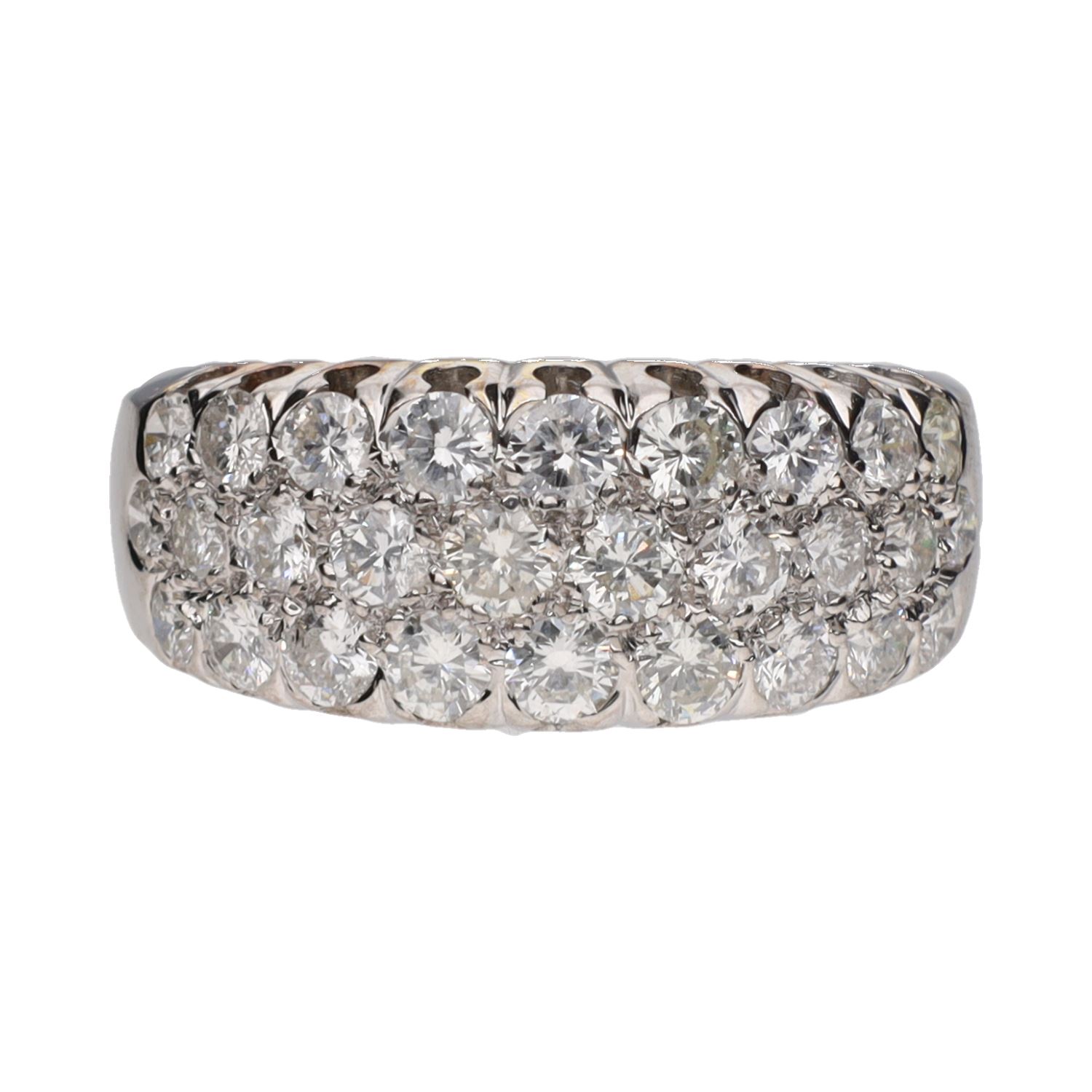 Sortija en oro blanco con cuajado de brillantes. Talla 13.