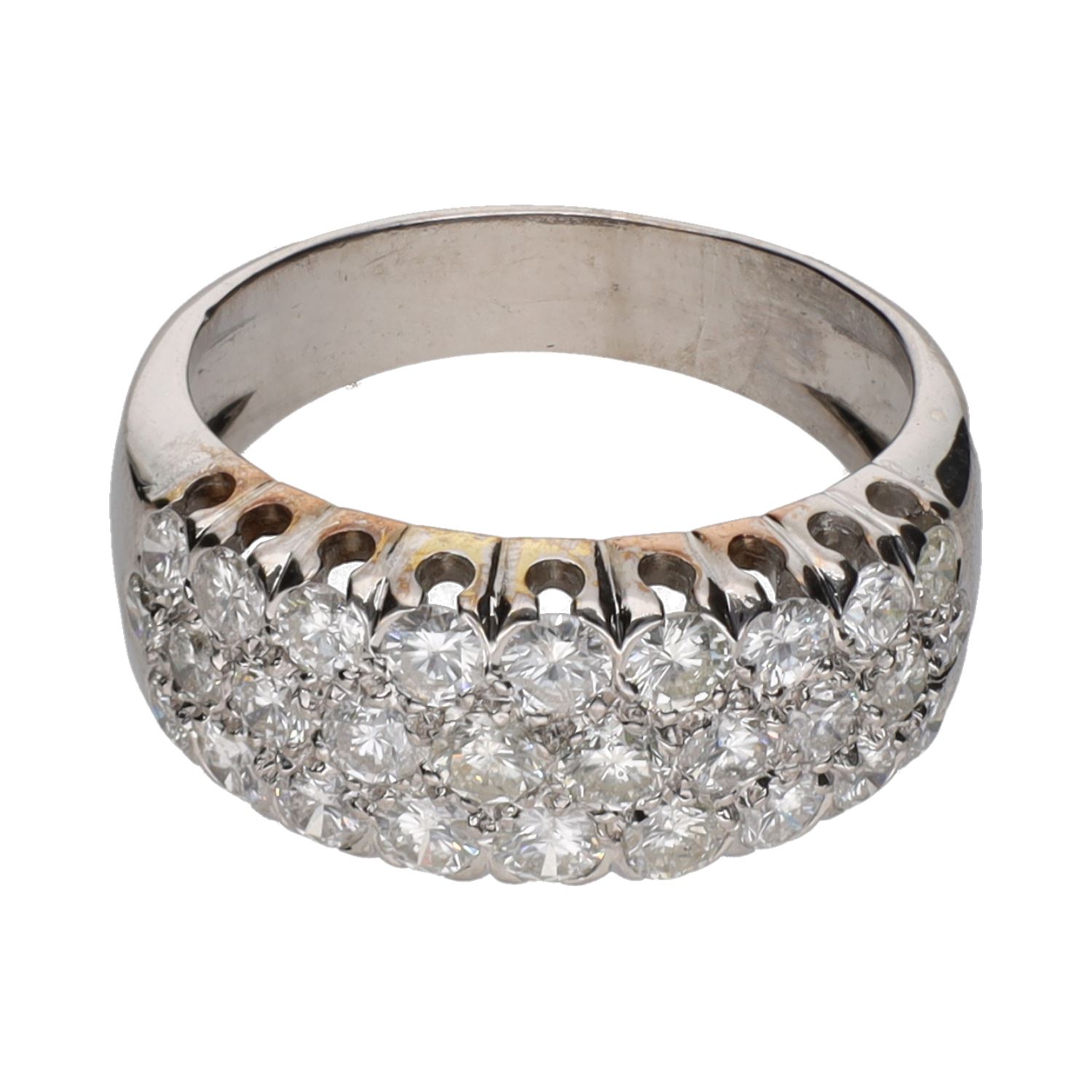 Sortija en oro blanco con cuajado de brillantes. Talla 13.