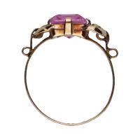 Sortija antigua en oro amarillo con cuarzo rosa. Talla 13.