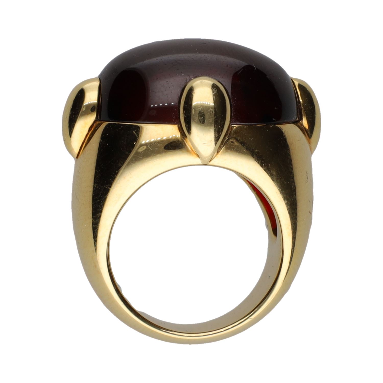 Sortija pomellato en oro amarillo con un granate. Talla 11.