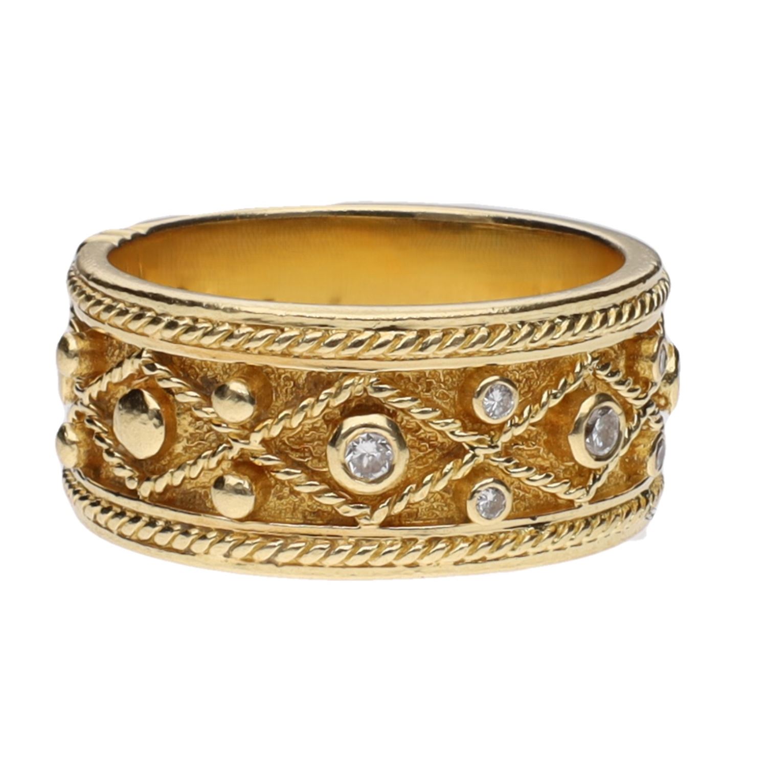 Sortija ancha en oro amarillo con brillantes. Talla 15.