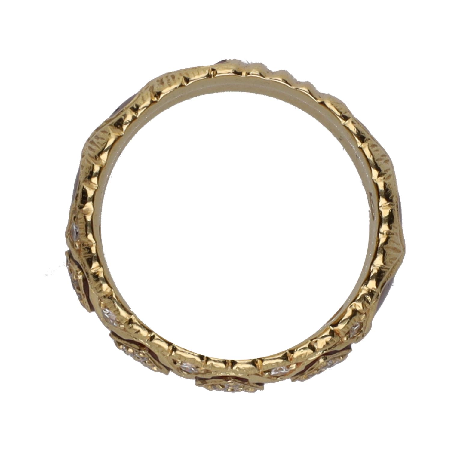 Sortija de yanes en oro amarillo, esmalte y brillantes. Talla 13.