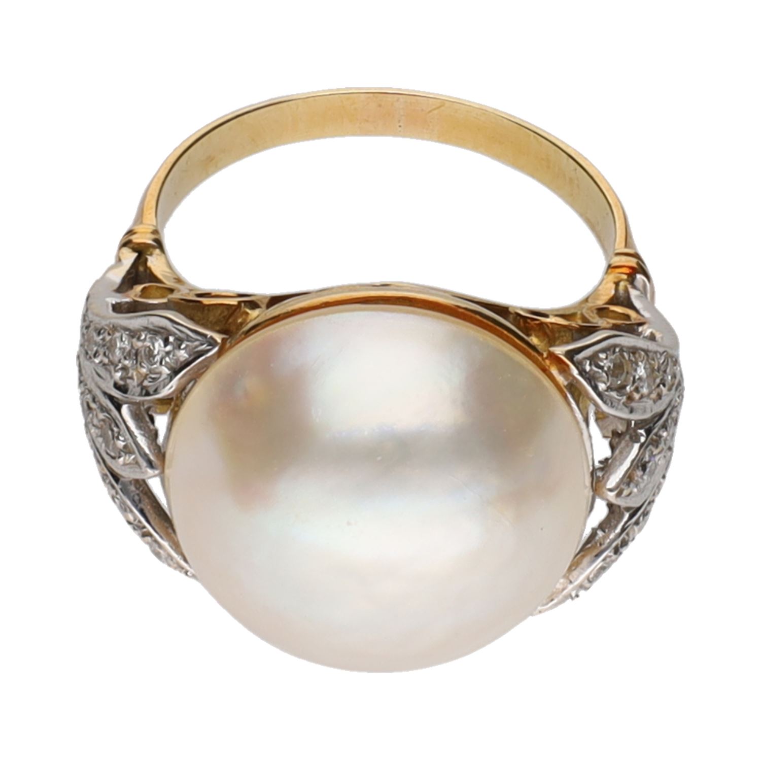 Sortija antigua en oro amarillo con perla y diamantes. Talla 14.