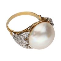 Sortija antigua en oro amarillo con perla y diamantes. Talla 14.