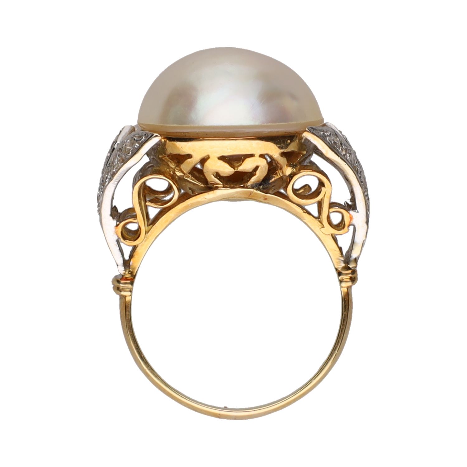 Sortija antigua en oro amarillo con perla y diamantes. Talla 14.