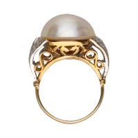 Sortija antigua en oro amarillo con perla y diamantes. Talla 14.