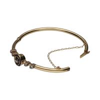Pulsera rígida antigua en oro amarillo con zafiros y diamantes.